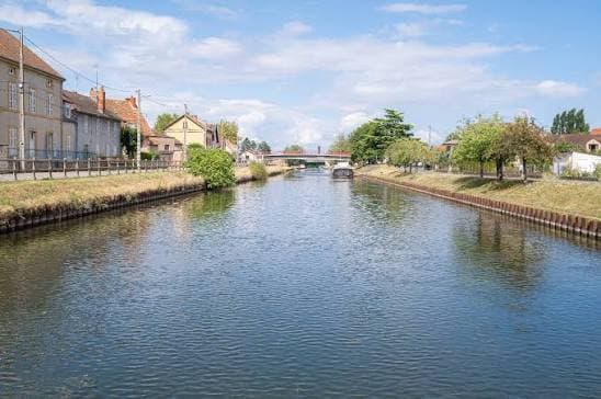Le quai et le canal de la Loire à Digoin, un lieu emblématique de la ville qui porte aujourd'hui le nom de Paul Chaussard, historien local attaché à la mémoire fluviale et artisanale de sa cité natale.