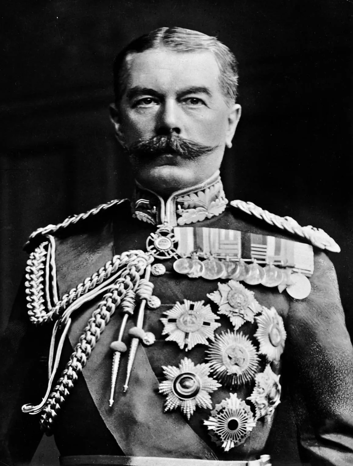 Portrait officiel de Lord Kitchener, maréchal britannique en tenue d'apparat, dont le nom a été donné à ce boulevard de Béthune en hommage aux alliés britanniques de la Première Guerre mondiale.
