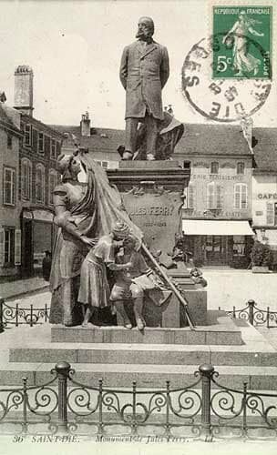 Carte postale ancienne représentant le monument à Jules Ferry, érigé sur l'ancienne place Jules Ferry à Saint-Dié-des-Vosges.